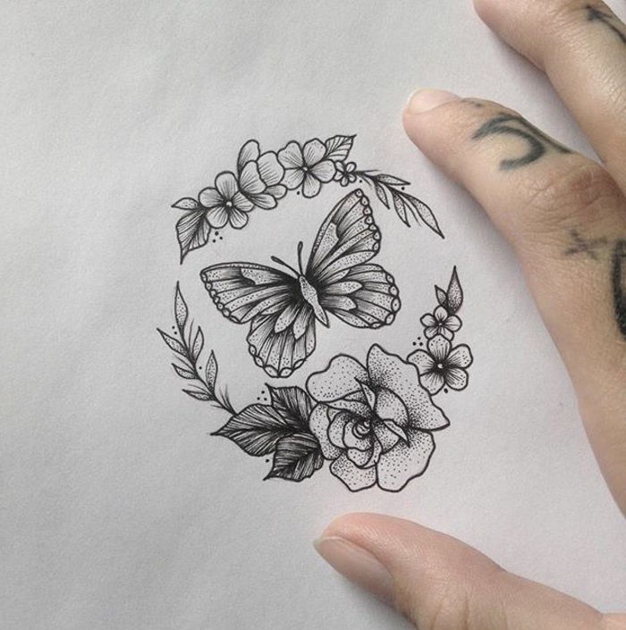 preciosos diseños de tatuajes con mariposas y flores, ideas de tattoos símbolo de la transformación