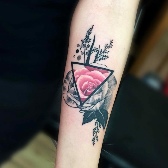 bonito diseño de tatuaje con rosas geométrico, rosas en un triángulo, diseños de tattoos originales 