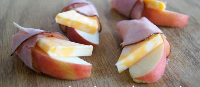 aperitivo original con manzanas, queso amarillo y jamón, bonitas ideas de aperitivos originales frios