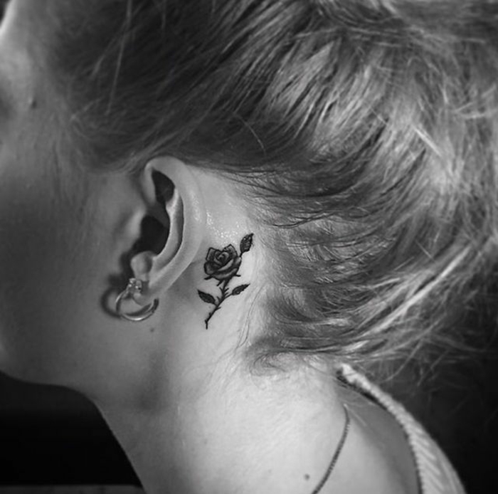 elegante y delicado tatuaje detrás de la oreja, tatuajes simbólicos para mujeres, diseños minimalistas 