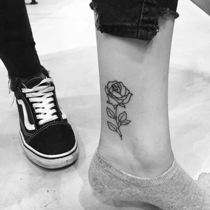 bonitos diseños de tatuajes pierna con rosas y flores, grande rosa con tinta negra tatuada en el tobillo 