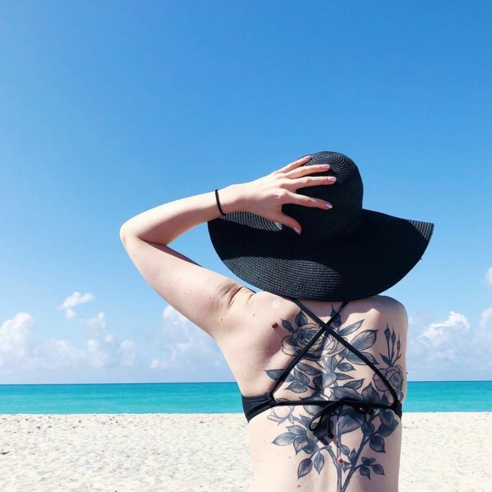fotos de tatuajes espalda mujer, grande tatuaje con rosas en la espalda, tattoos con signficado 
