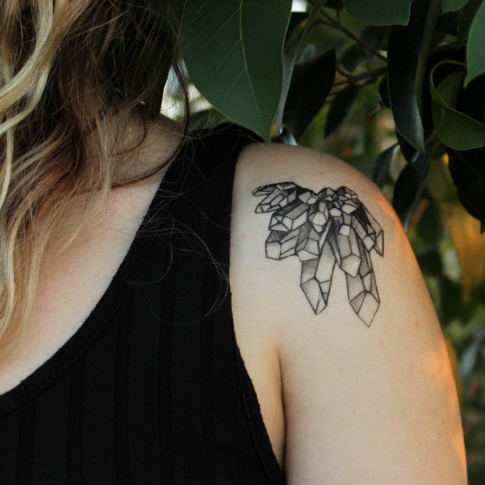 adorable idea de tatuaje plantilla en el hombro, tatuaje de diamantes color negro en el hombro 