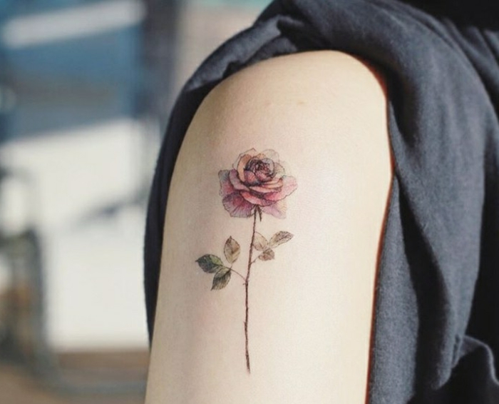 tatuajes hombro de diseño original, preciosa rosa tatuada en el hombro, bonita rosa color rojo en el brazo 