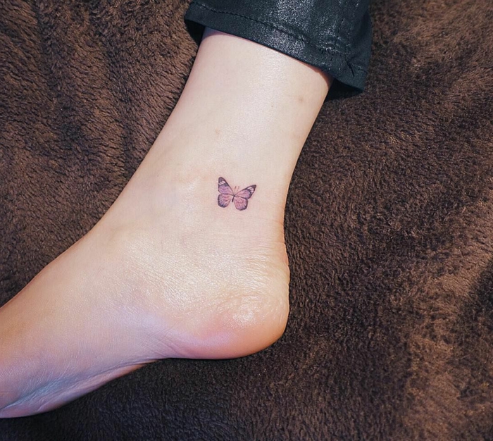 ideas de tatuajes minimalistas para hombres y mujeres, pequeña mariposa tatuada en el pie 