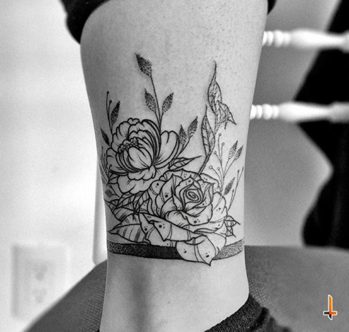 ideas de tatuajes pierna, bonito diseño de tatuaje pierna con dos rosas, tattoos con rosas hombres y mujeres 