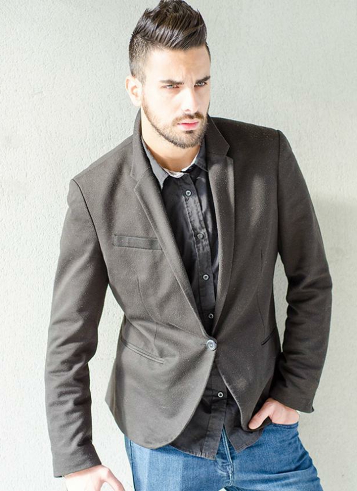 ideas de ropa moderna hombre, chaqueta a medida color gris combinada con vaqueros claros 