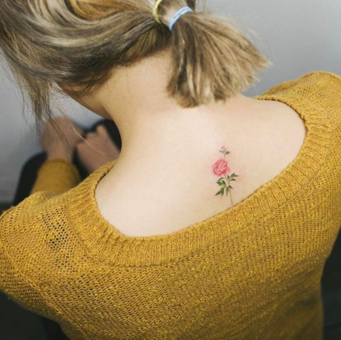 pequeño detalle tatuado en la espalda, tatuaje rosa en estilo minimalista, tatuajes bonitos con flores 