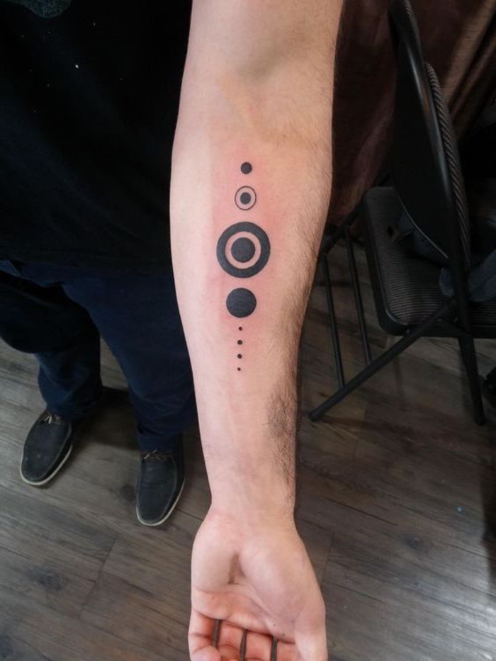 tatuaje antebrazo con círculos que representan las planetas del sistema solar, tatuajes de lineas originales 