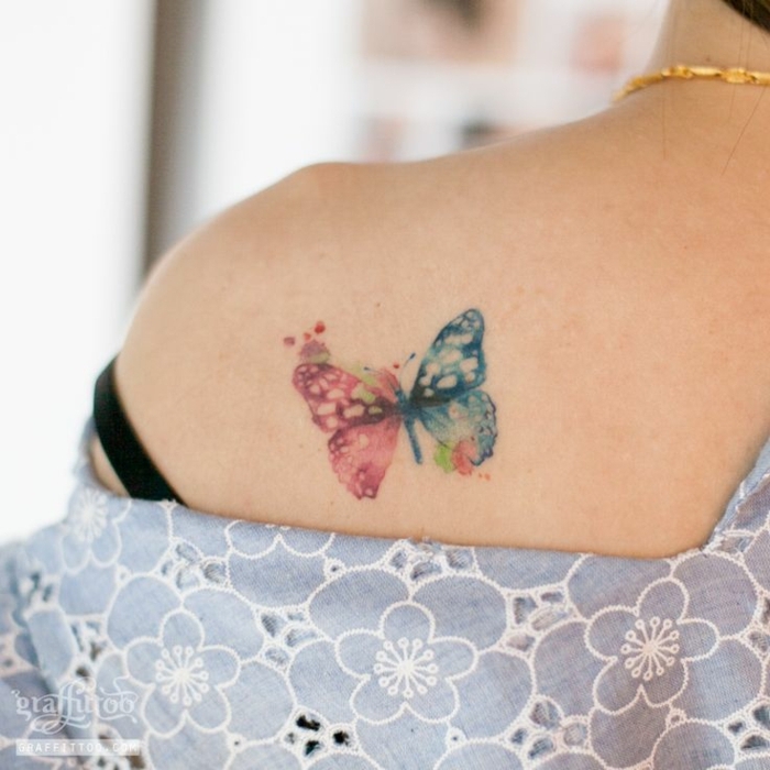 ideas de bonitos y delicados tatuajes con significado, tattoos de mariposa en verde y rojo 