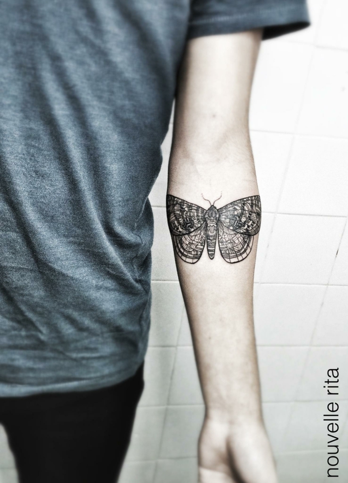 bonitas ideas de tatuajes en el antebrazo con mariposa para hombres y mujeres, tattoo en negro antebrazo 