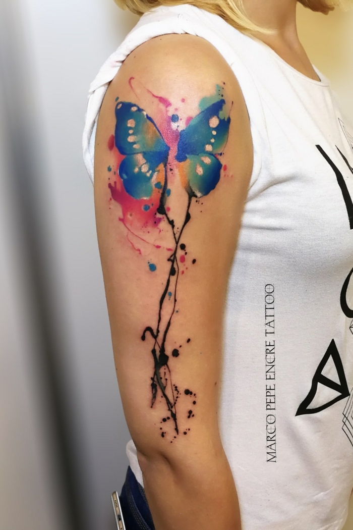 adorables ejemplos de tatuajes en el brazo con mariposa, diseños de tatuajes que inspiran 