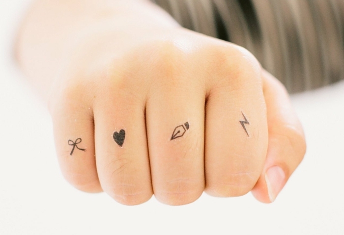 tatuajes par niños falsos, pequeños detalles tatuados en los dedos, tatuajes en estilo minimalista 