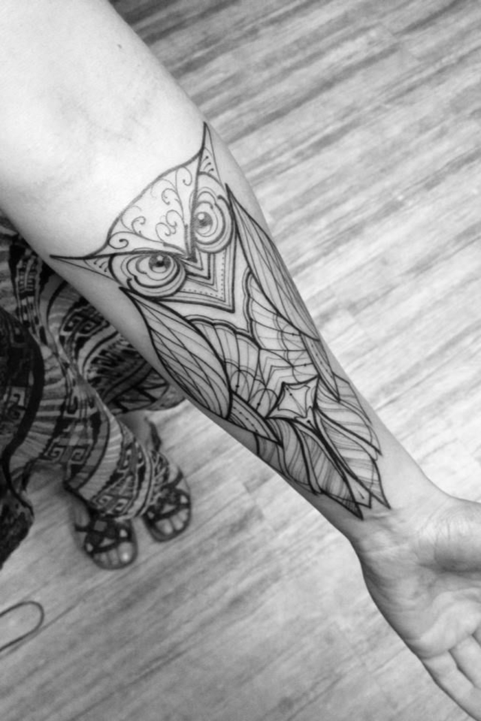 tattoo geometrico con buho, adorables propuestas de tatuajes antebrazo mujer, diseños de tatuajes originales 