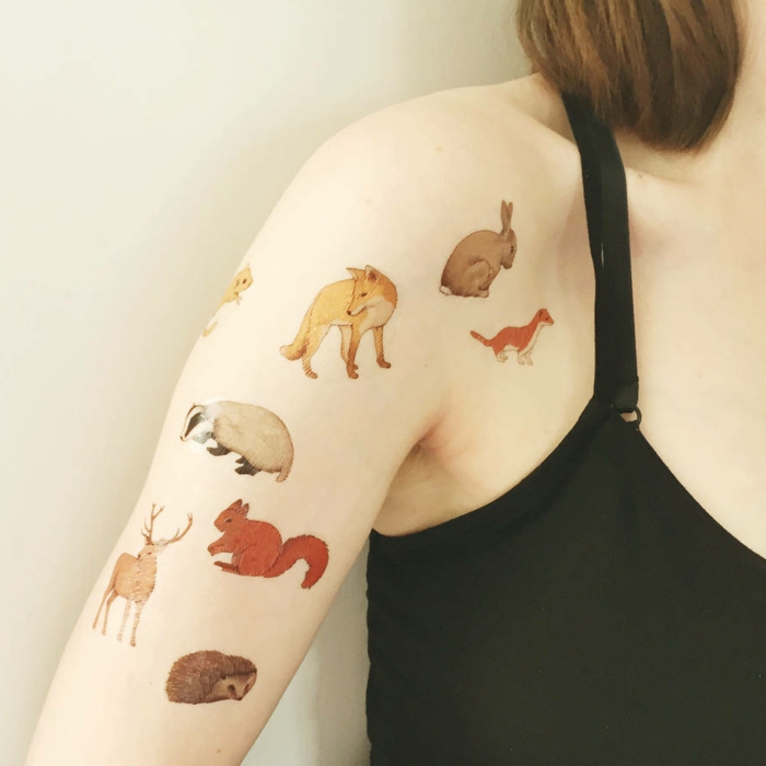 tatuajes para niños en colores tatuados en el brazo, pequeños detalles coloridos en pegatinas 
