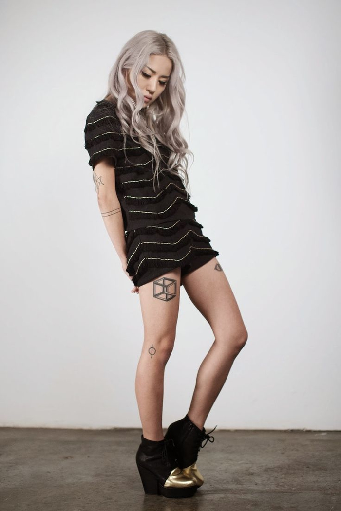 tattoo geometrico en la pierna, fotos con ejemplos de tattoos con líneas geométricas originales 