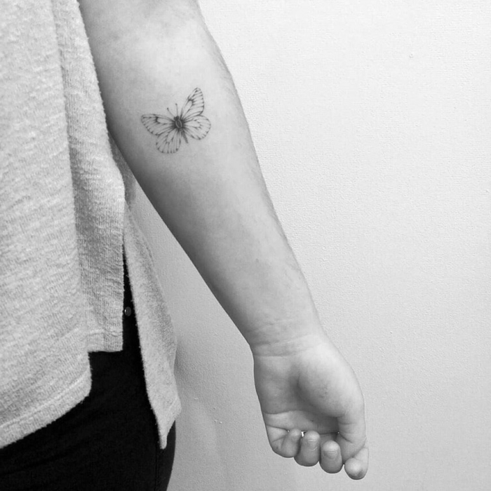 ideas de tatuajes en el antebrazo minimalistas, tatuajes en el antebrazo super delicados con alto significado