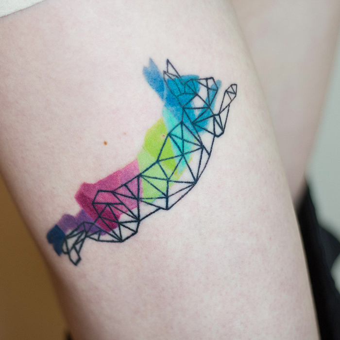 conejo geométrico colorido tatuado en la pierna, ejemplos de tattoo geometrico en imagines 