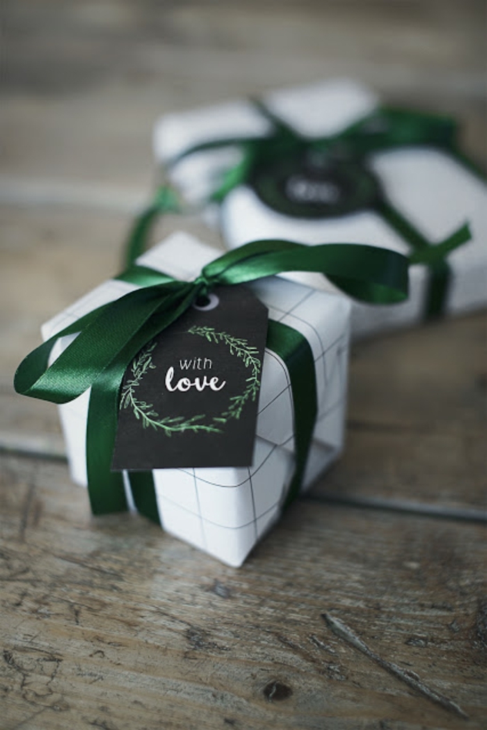 pequeños regalos envueltos en papel blanco con cinta decorativa color verde, más de 100 ideas 