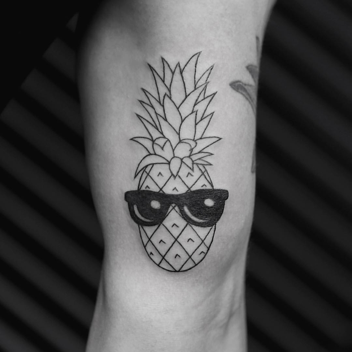 tattoo geometrico en el brazo, bonitos diseños de tatuajes lineales, tatuaje piña super original 