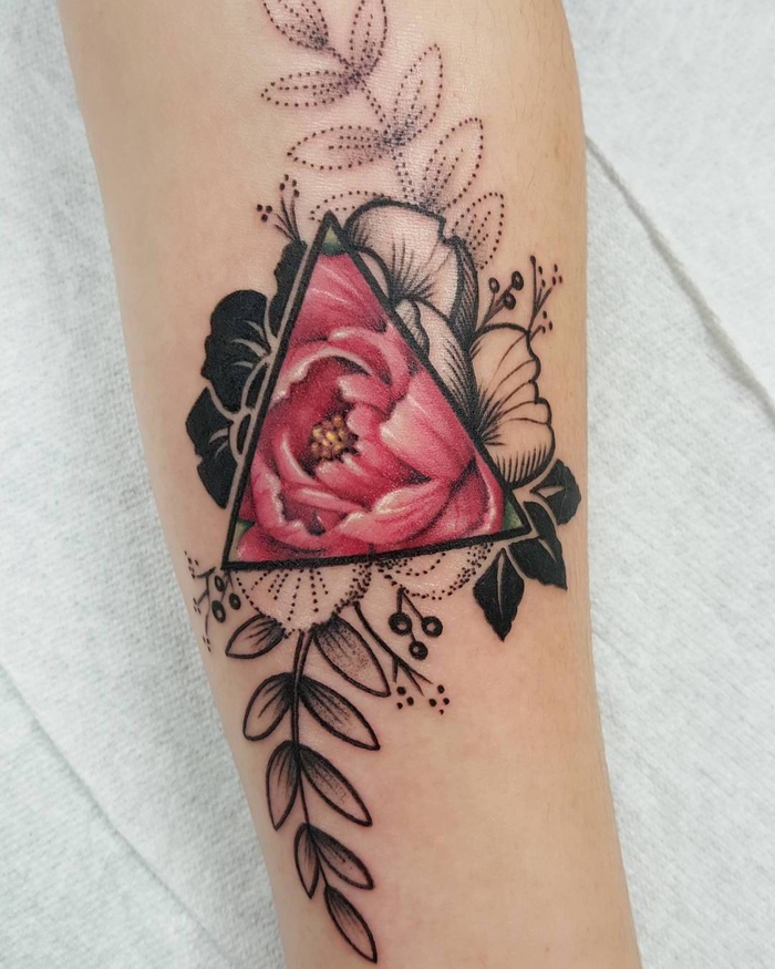 adorables ideas de tatuajes lineas, tatuaje triangulo con flores en color negro y rojo, ideas de tatuajes en la pierna 
