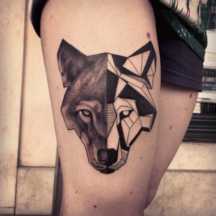 tatuaje lobo con dos caras en la pierna, originales ideas de tatuajes lineas para hombres y mujeres 