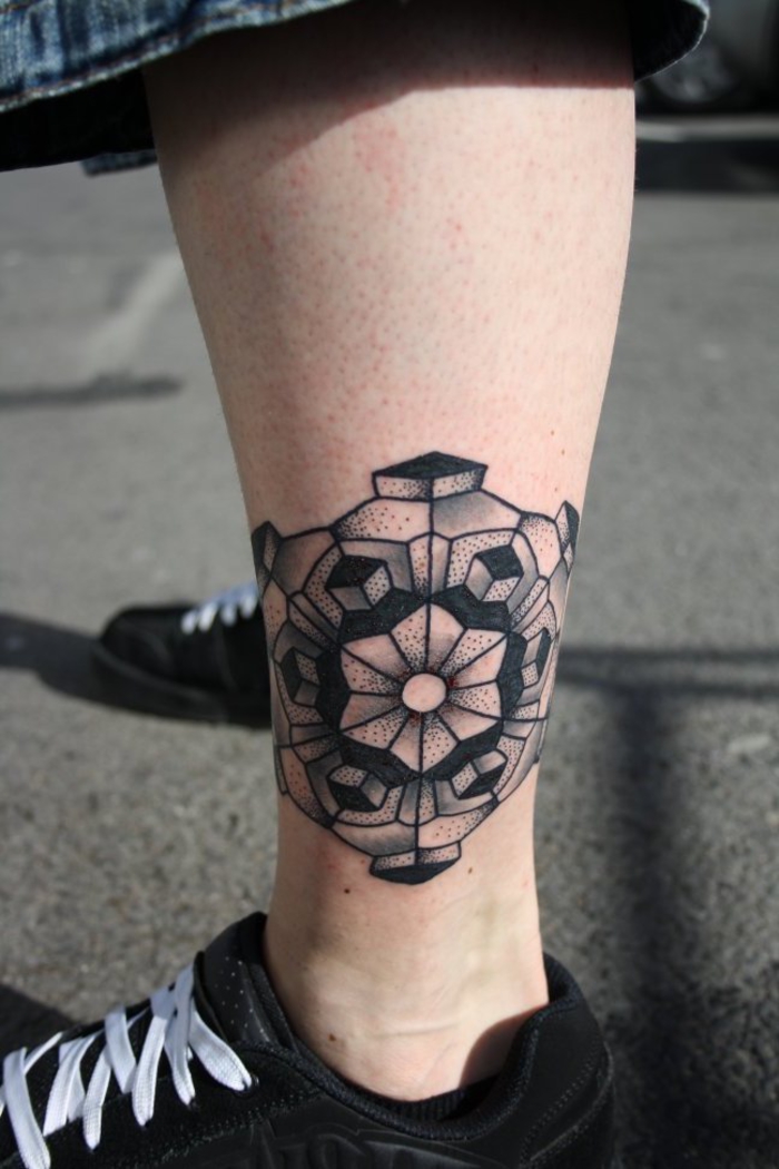 maravilloso ejemplo de tatuajes lineas en la pierna, ideas de tatuajes geométricos con flores 