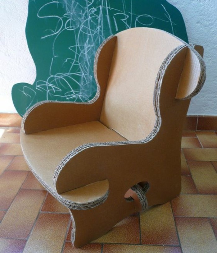 sillones modernos y originales en imagines, muebles hechos de materiales reciclados como cartón