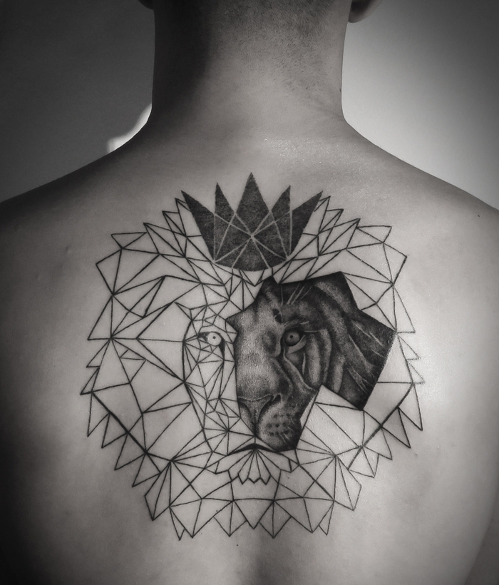 precioso tatuaje en la espalda, tattoo león super original, diseños de tatuajes para hombres 
