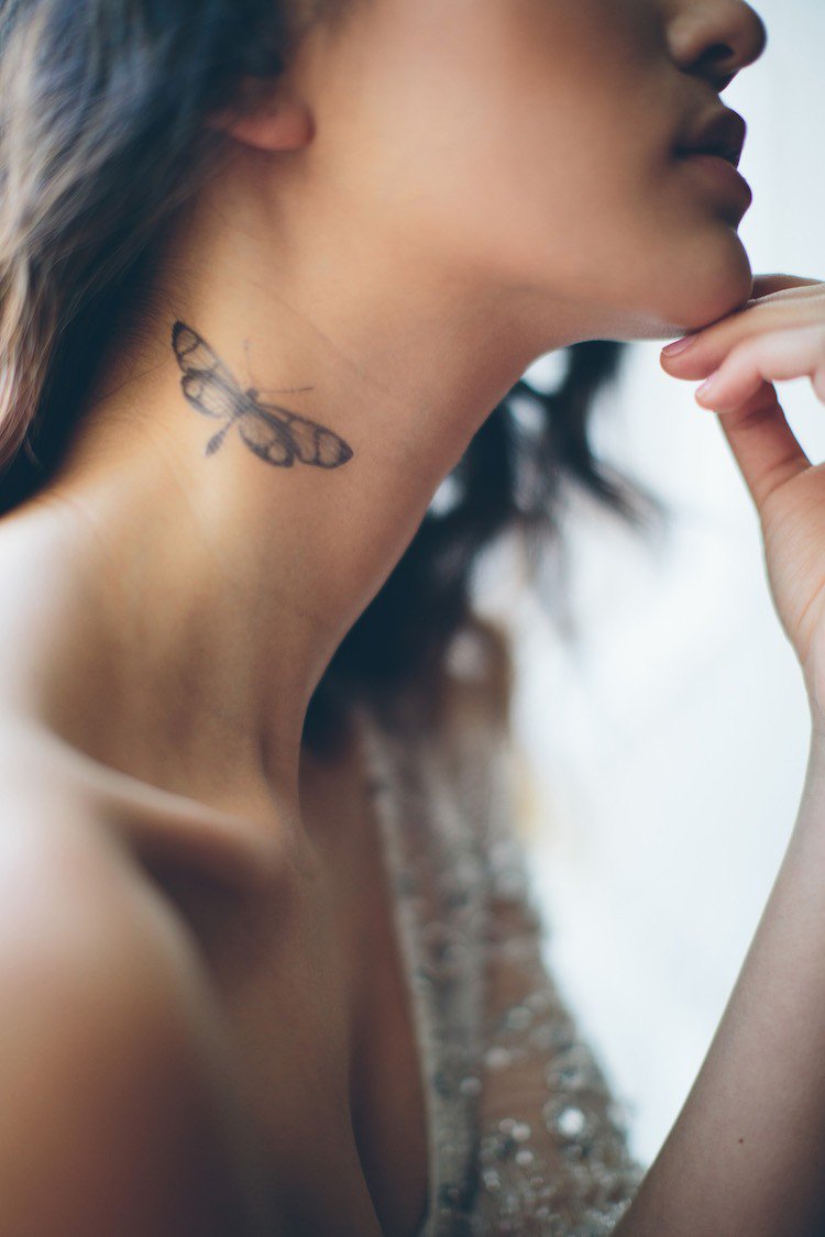 adorables ideas de tatuajes en la nuca y el cuello, tattoos con significado para mujeres 
