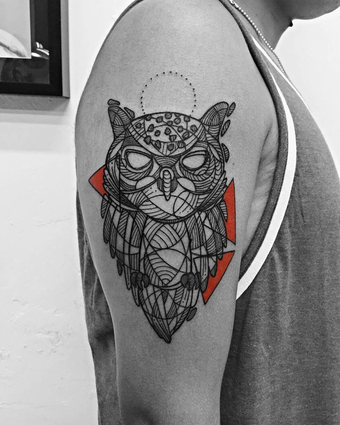 tattoo con buhó en el hombro, ideas de tatuajes lineas para hombres y mujeres, ejemplos originales 