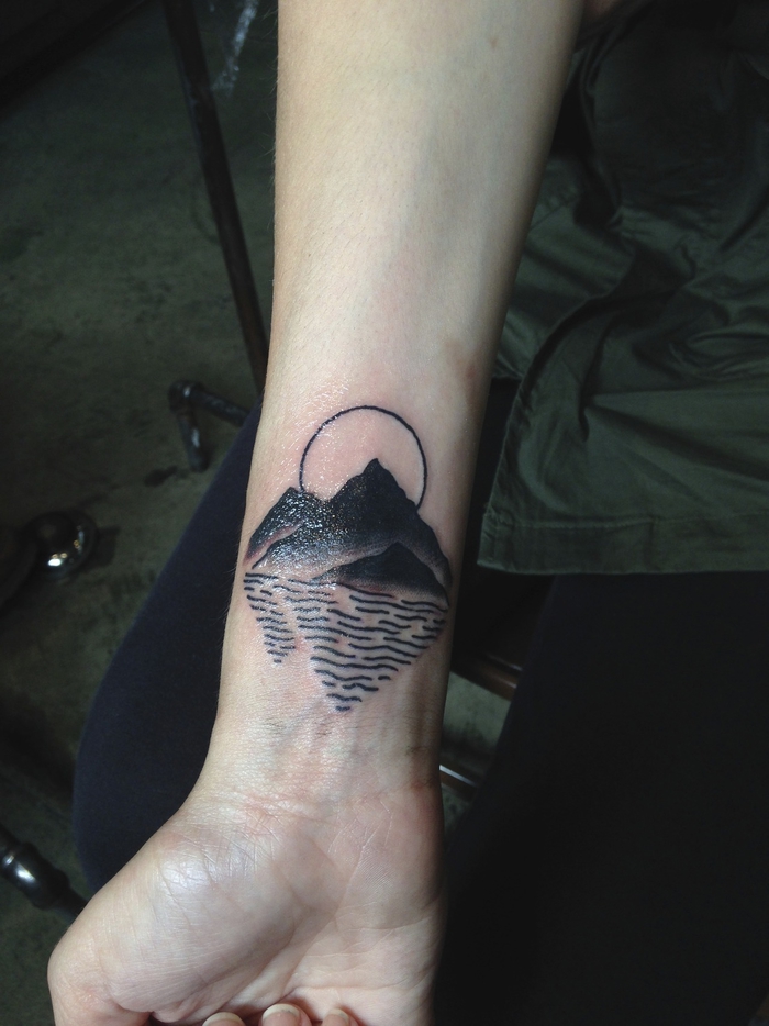 tatuajes lineas originales con dibujos de paisajes, precioso diseño de tatuaje con paisaje montañoso 