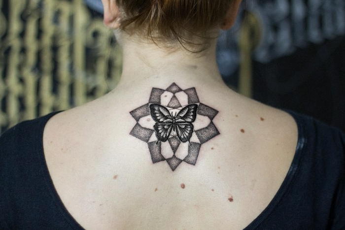 originales propuestas de tatuajes con mariposas, tatuaje mujer con tinta negra en la espalda 