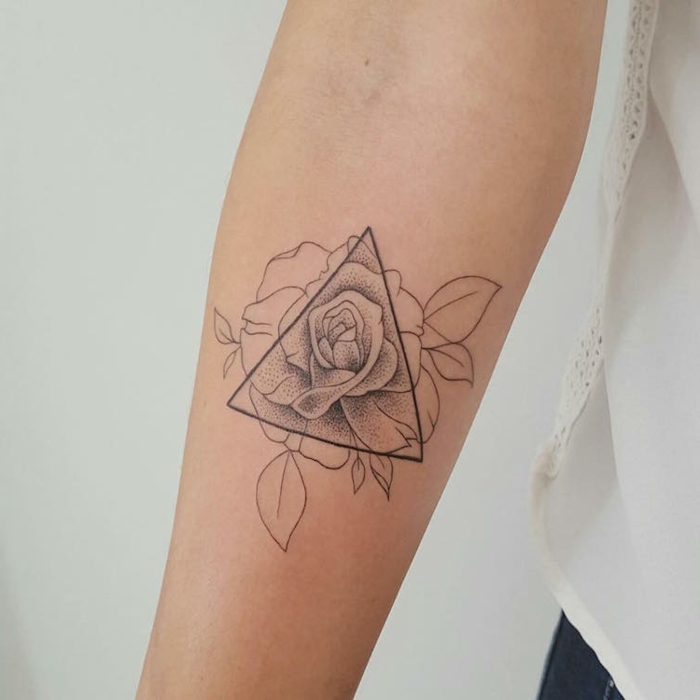 tatuajes geométricos con rosas y flores, diseños de tattoos con rosas y sus significados