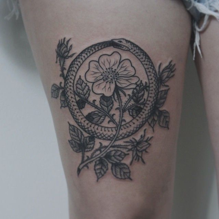 diseños de tatuajes con elementos geométricos, serpiente en círculo y ramos de flores 