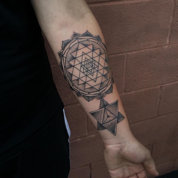 diseño geométrico bonito tatuado en el antebrazo, ideas de tatuajes simples con detalles simbólicos 