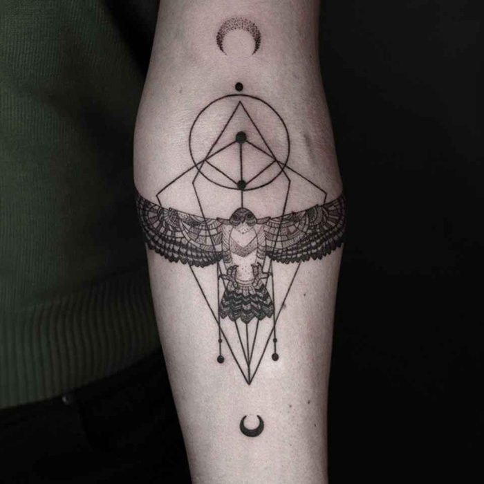 precioso tatuaje con figuras geométricas en el antebrazo, diseños de tattoos originales 