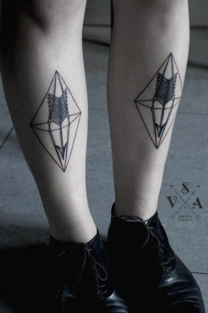 dos tatuajes geométricos en las pantorrillas, tatuajes rombo con flechas, originales diseños en imagines 