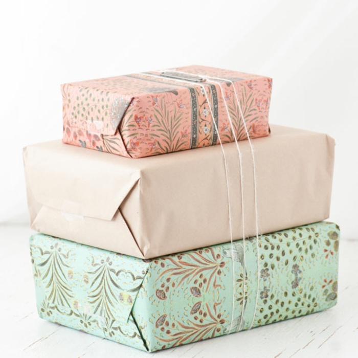ideas de regalo aniversario, cajas con regalos envueltas en papel estampada super bonita 