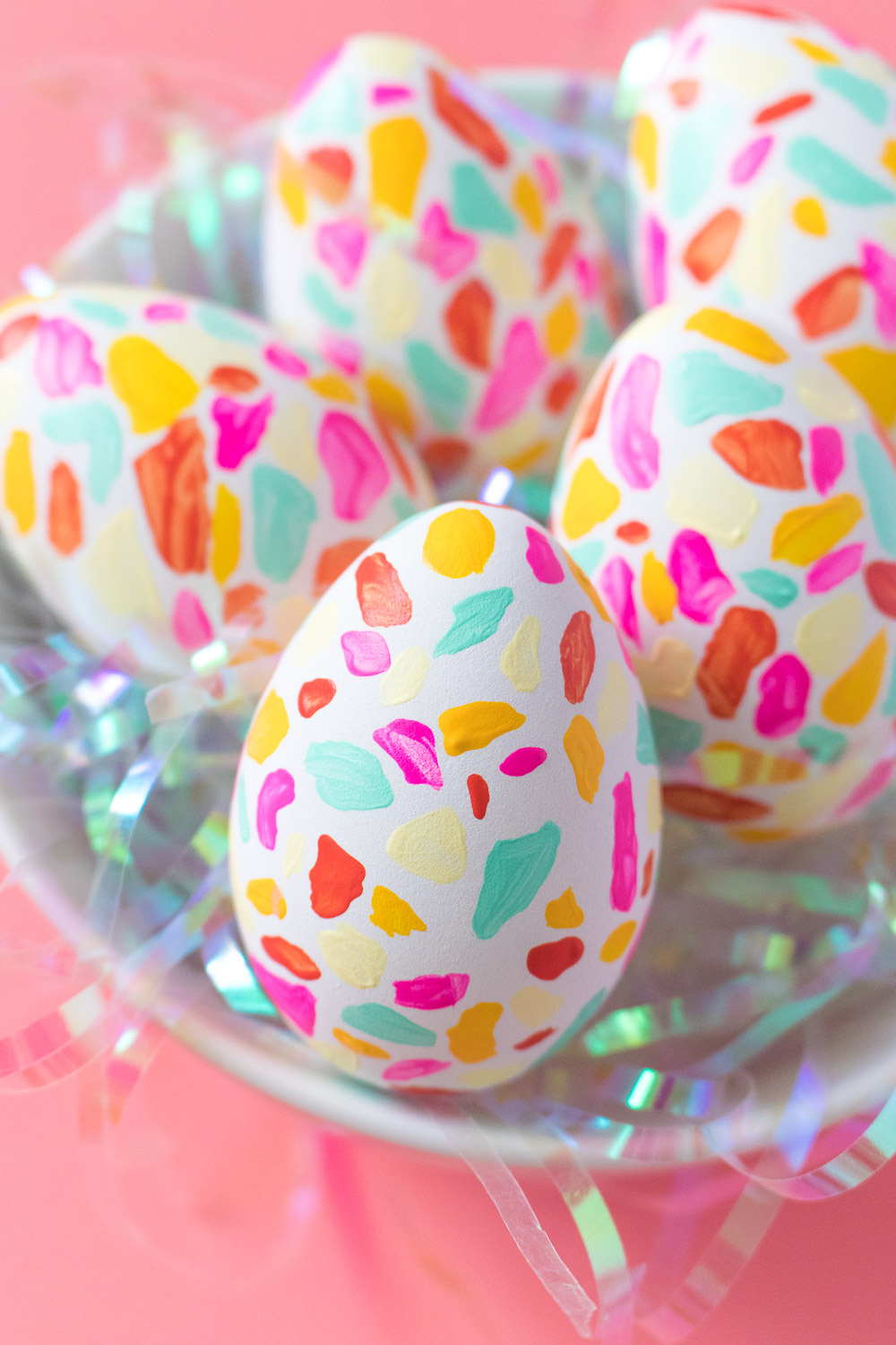 originales ejemplos de huevos de pascua decorados, huevos coloridos decorados con pintura verde, amarillo, rosado 