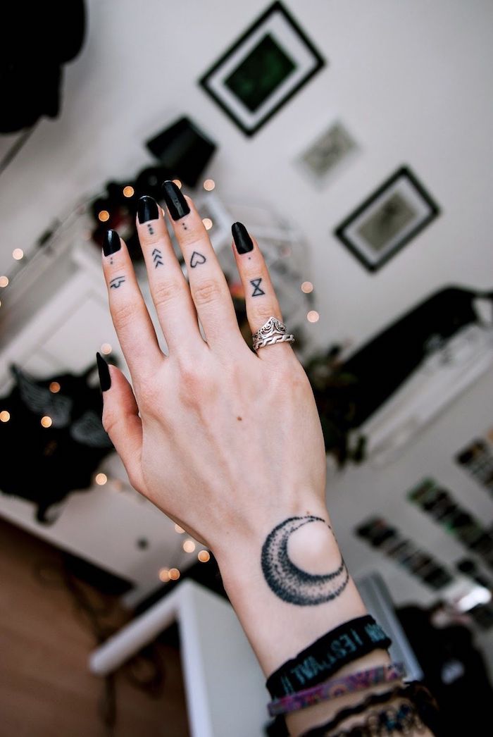 tattoo dedos minimalistas, tatuaje en cada dedo con diferentes simbolos, ideas de tatuajes con significado 