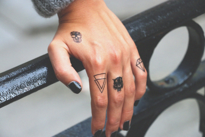 alucinantes ideas de tatuajes geométricos en los dedos, tattoo dedos oiginales pequeños con significado 