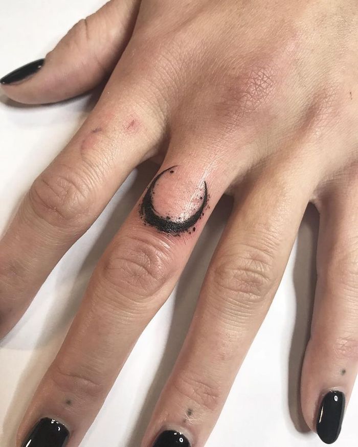 tatuaje simbólico en el dedo corazón, originales diseños de tatuajes en estilo minimalista 