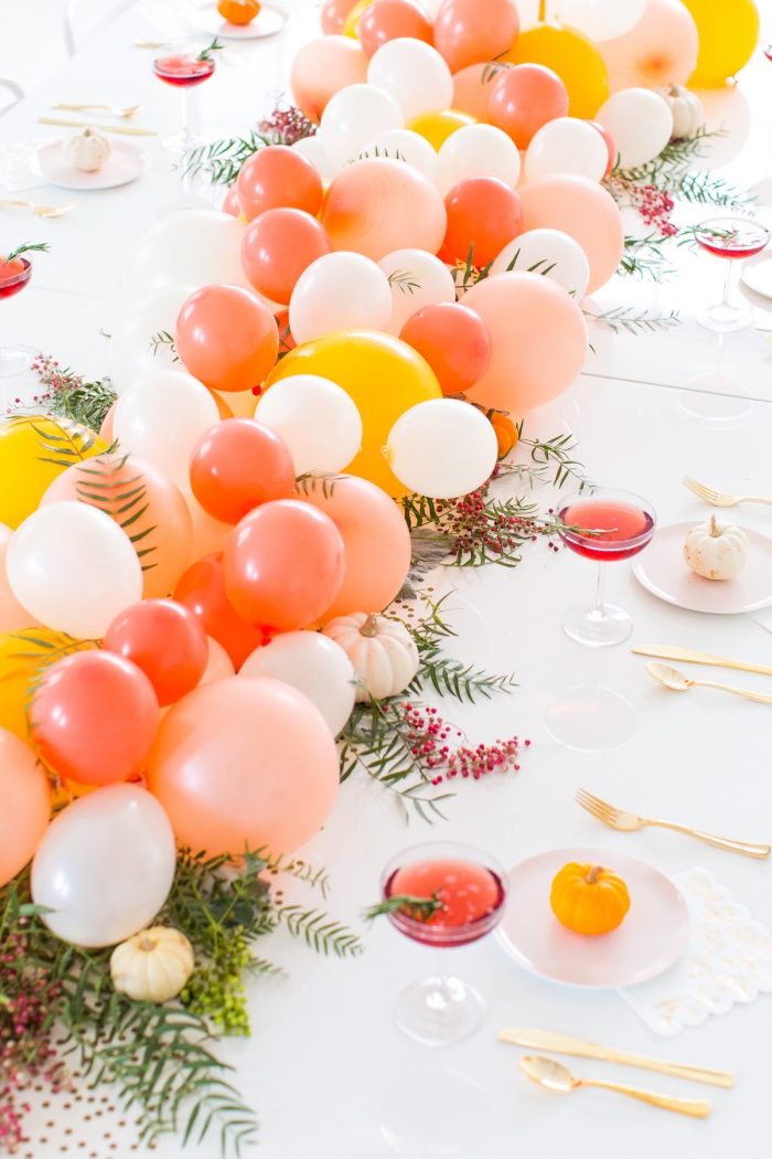 decoración de mesas con globos coloridos, como hacer un centro de mesa para fiestas y cumpleaños 