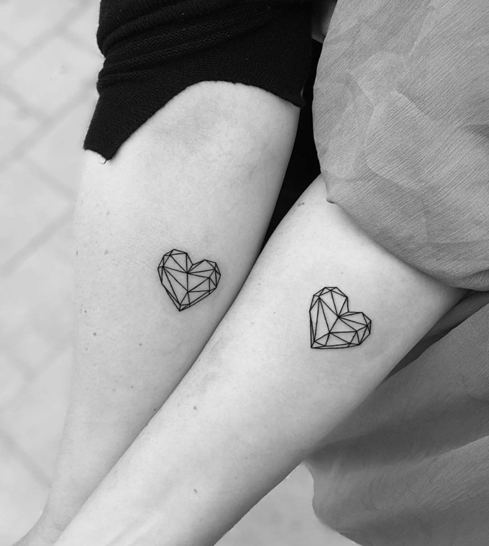 diseños de tatuajes para hacerse en pareja, bonitos tatuajes geométricos tatuados en el antebrazo 
