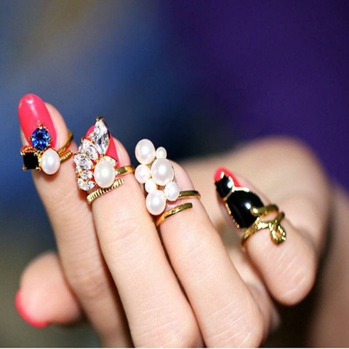 diseños exclusivos de uñas con piedras, uñas pintadas en rojo con anillos y cristales decorativos 