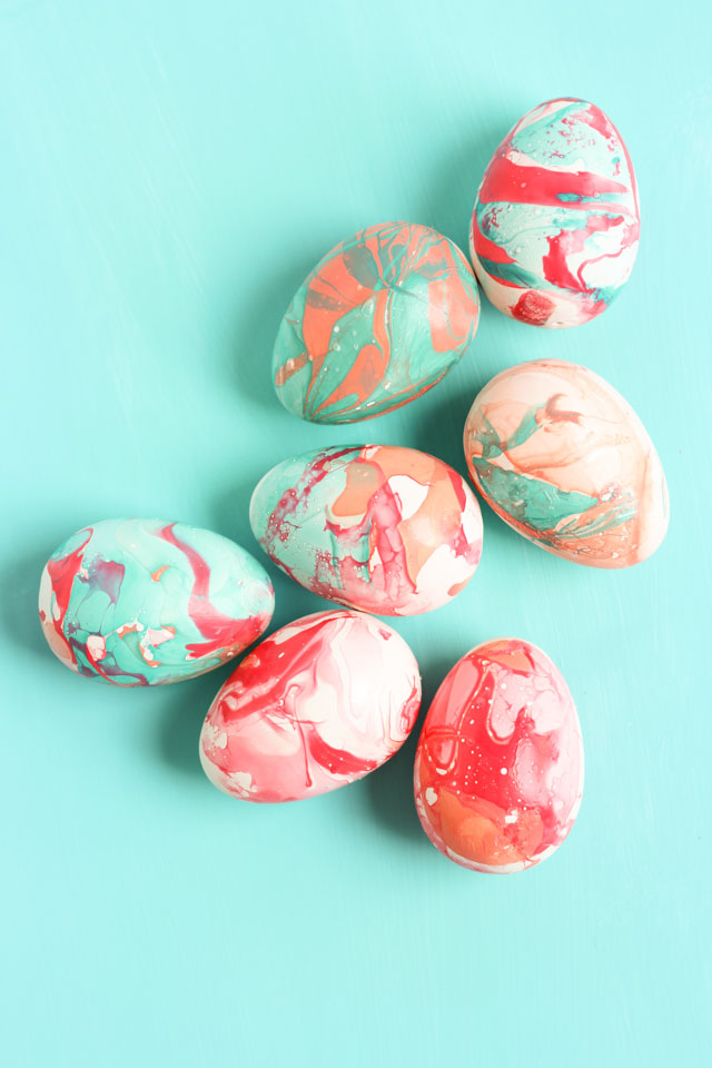 como decorar huevos de pascua coloridos con esmaltes de uñas, tutoriales de manualidades originales 