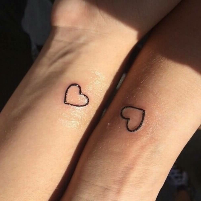 ideas de tatuajes para hacerse en pareja de tamaño pequeño, tatuajes minimalistas para parejas 