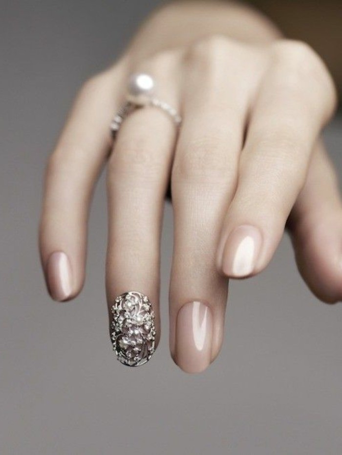 bonitos diseños de uñas decoradas con piedras, uñas elegantes, decoración bonita en el dedo anular 