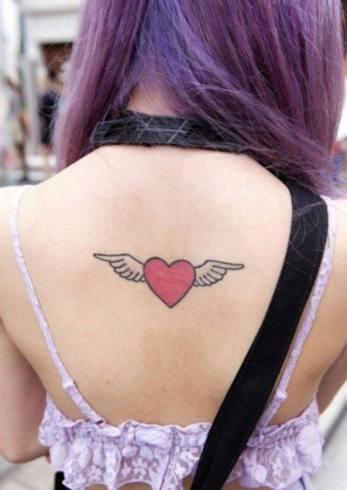 tatuajes pequeños mujer con corazones, significado de tatuaje corazón con alas, tattoo en la espalda 